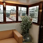 Houseboat Rose アパート