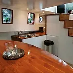 Houseboat Rose *